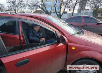 В Николаеве полицейским пришлось надеть наручники на водителя «Шевроле», устроившего аварию (ФОТО, ВИДЕО)
