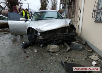 В Николаеве Kia снес дерево и врезался в здание