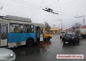 Из-за аварии на Пушкинском кольце в Николаеве возникла огромная пробка (ФОТО)