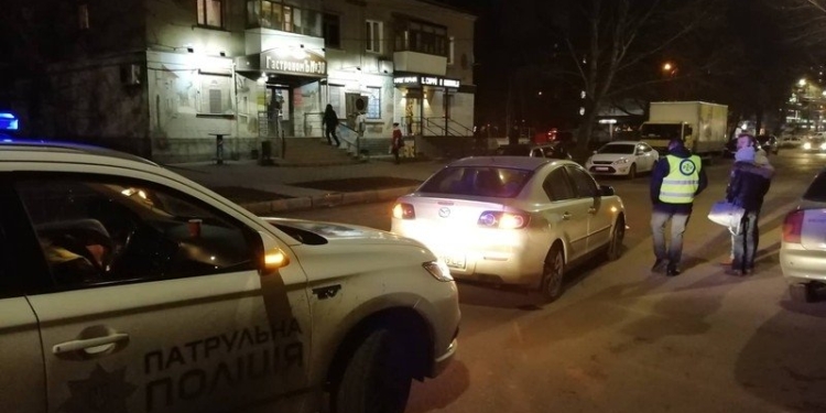 У студенческого общежития в Николаеве автомобиль сбил 19-летнюю девушку (ФОТО)