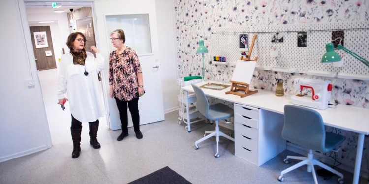 Интеграция по-шведски. Зачем молодых мигрантов селят рядом с местными стариками?