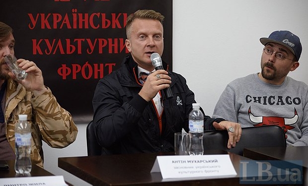 Музыкант Антин Мухарский заявил об обыске квартиры, которую он сдает в аренду