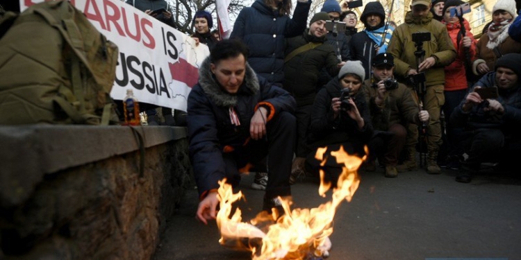 В Киеве на акции против интеграции Беларуси с РФ сожгли портреты Путина и Лукашенко (ФОТО)