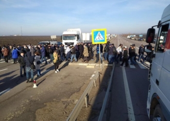 В 10 областях Украины аграрии снова перекрыли дороги, протестуя против продажи земли (ФОТО)