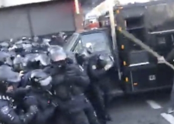 “Нацкорпус” подрался с полицией возле Верховной Рады (ВИДЕО)