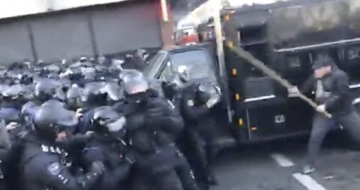 “Нацкорпус” подрался с полицией возле Верховной Рады (ВИДЕО)