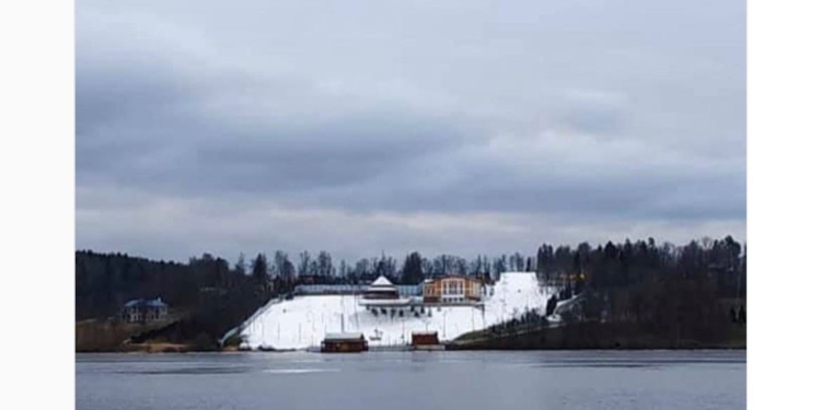 На дачу премьера России Медведева специально завезли снег (ФОТО)