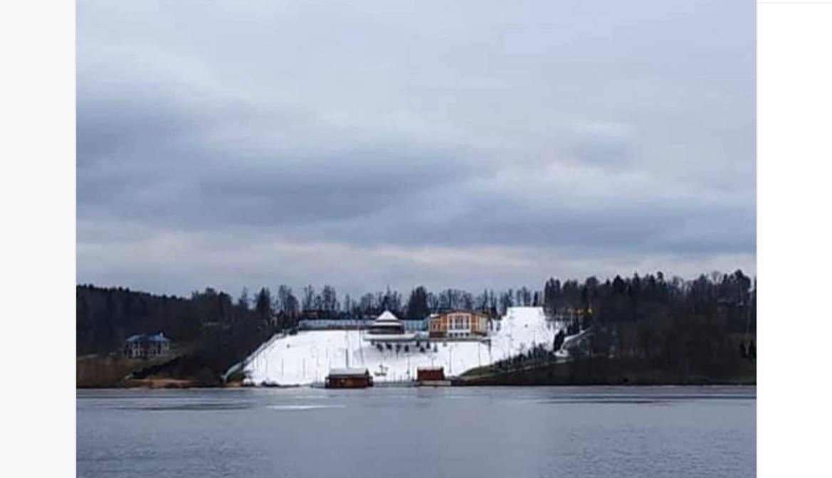 На дачу премьера России Медведева специально завезли снег (ФОТО)