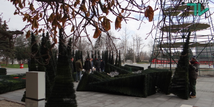 В Николаеве на Соборной площади начали монтировать елку, каток и праздничную иллюминацию (ФОТО, ВИДЕО)