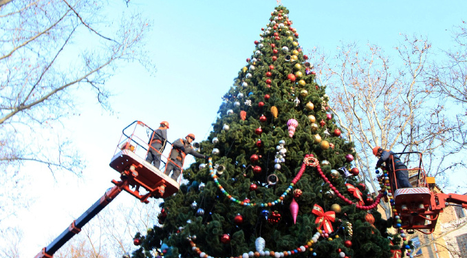 Любаров: «Ретро-елочка», которую раньше ставили у Каштанового сквера, сменила прописку. Соборная площадь к наплыву людей готова (ВИДЕО)