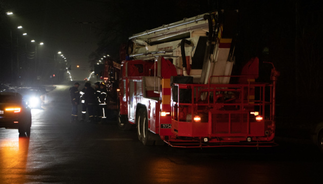 В Киеве горело общежитие НАУ: спасатели эвакуировали более 300 студентов (ВИДЕО)