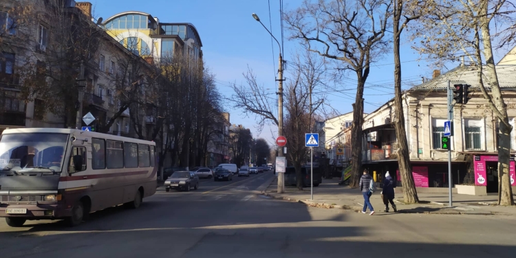 На перекрестке улиц Московской и Большой Морской наконец заработал светофор (ФОТО)