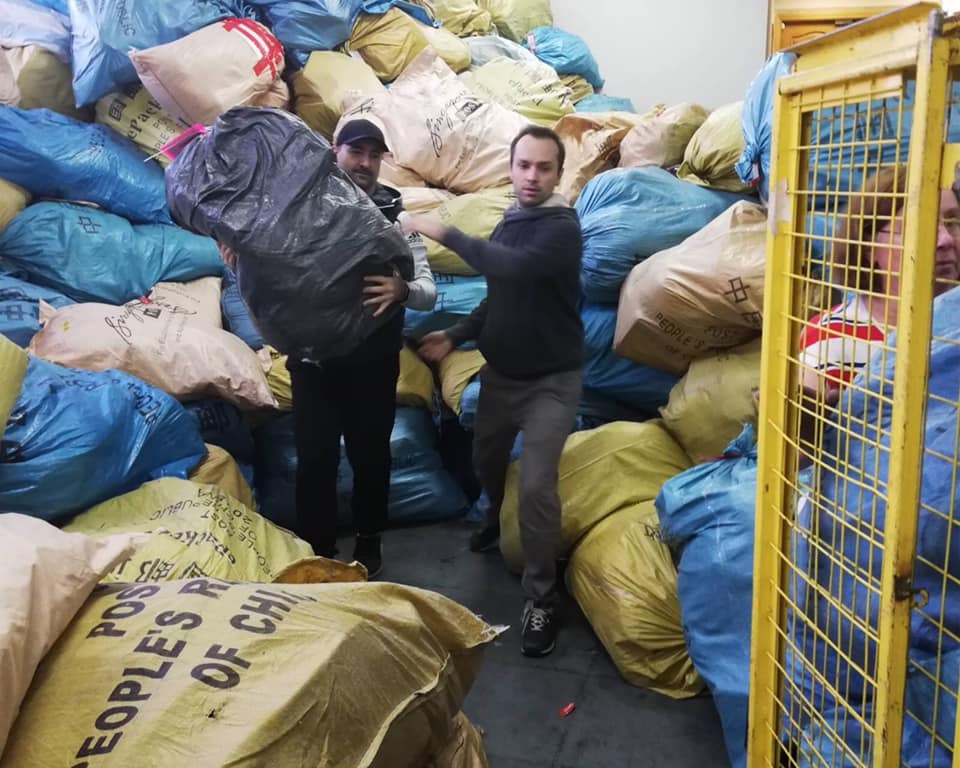 Украину завалило...посылками после "черной пятницы". На сортировку вышли топ-чиновники Укрпочты и волонтеры (ФОТО) 3