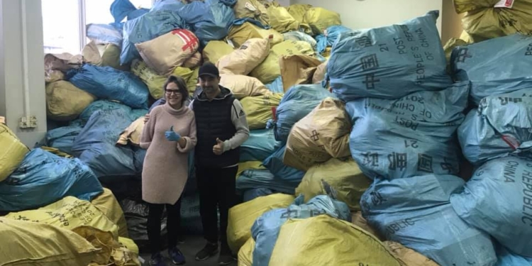 Украину завалило…посылками после “черной пятницы”. На сортировку вышли топ-чиновники Укрпочты и волонтеры (ФОТО)