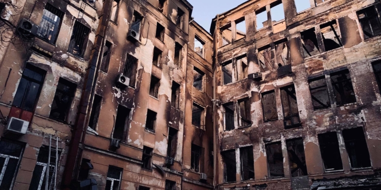 Жертв уже 8. В больнице умер спасатель, пострадавший во время тушения пожара в одесском колледже