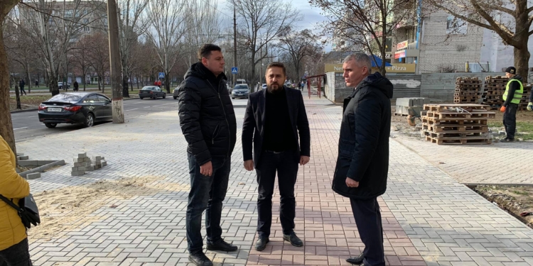 На проспекте Центральном старый асфальт меняют на плитку – на этот раз от 3-й Слободской до Садовой (ФОТО)