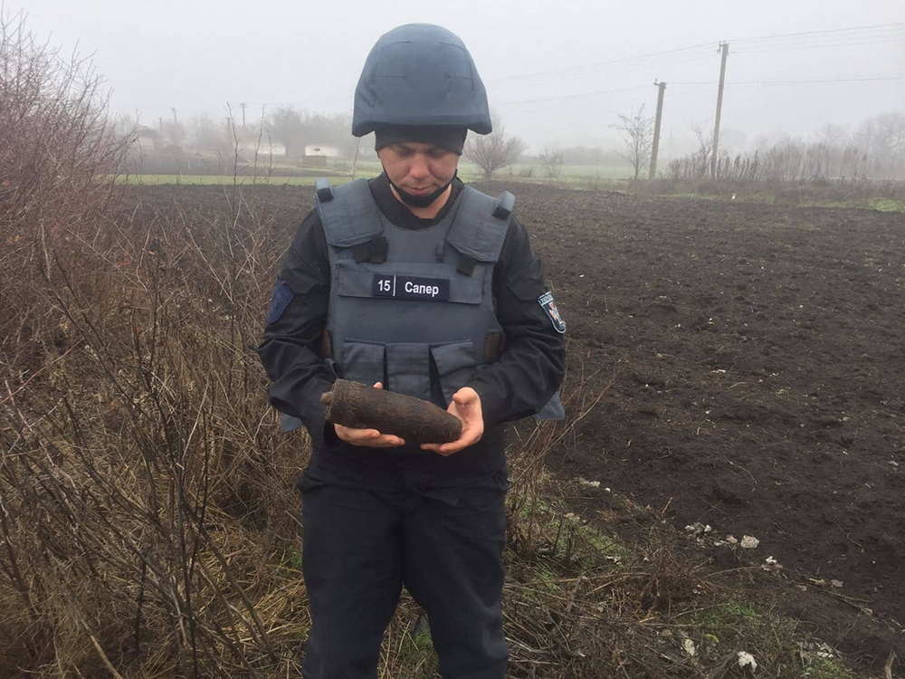 На Николаевщине мужчина копал огород и обнаружил артиллерийский снаряд (ФОТО) 3