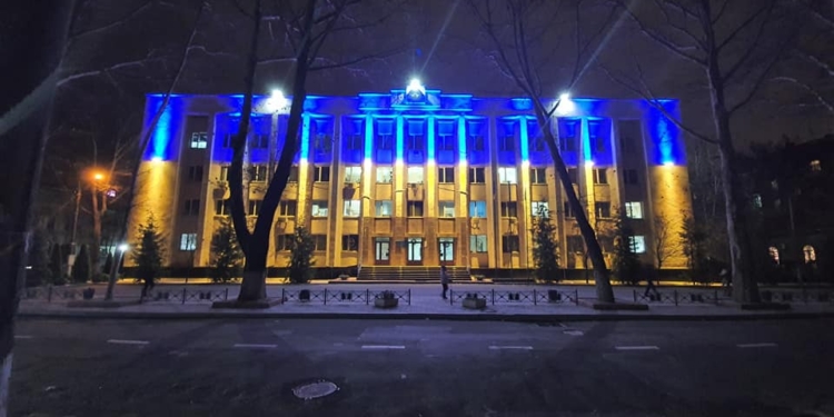 Николаевские налоговики подсветили свое здание в желто-синие цвета и призвали сделать так же остальных (ФОТО)