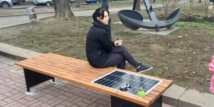 В центре Николаева установили лавочки с солнечными панелями (ФОТО)