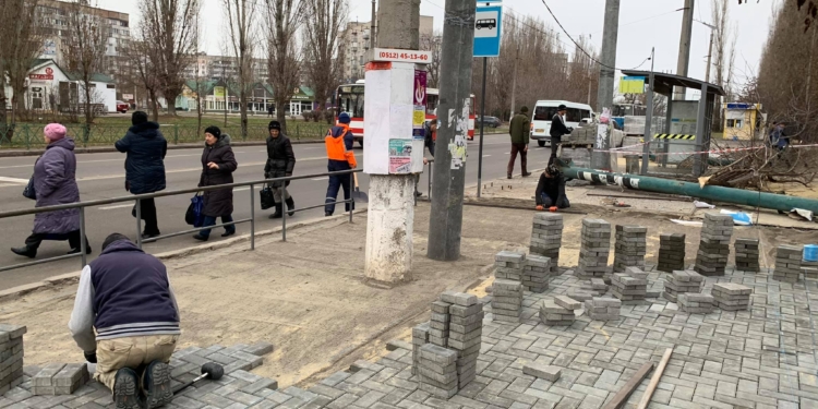 На Намыве начали ремонтировать тротуарное покрытие у госпиталя ветеранов войны (ФОТО)