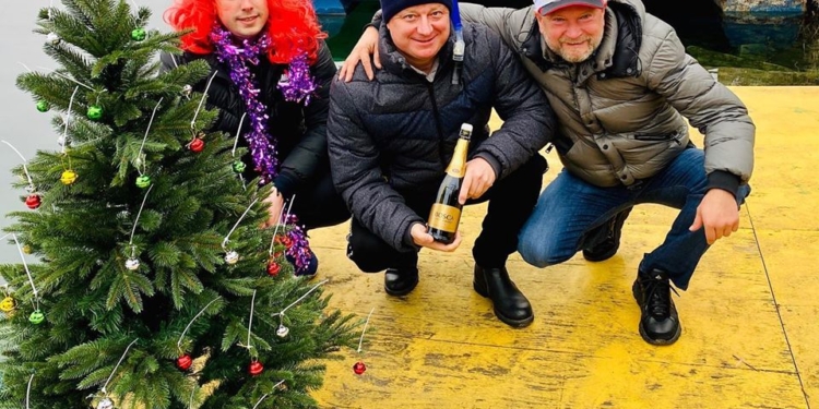 На рекордной глубине. Днепровские дайверы поставили елку под водой (ВИДЕО)