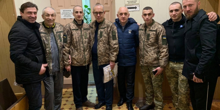 Сборная ветеранов футбола Украины встретилась с освобожденными пленными (ФОТО)