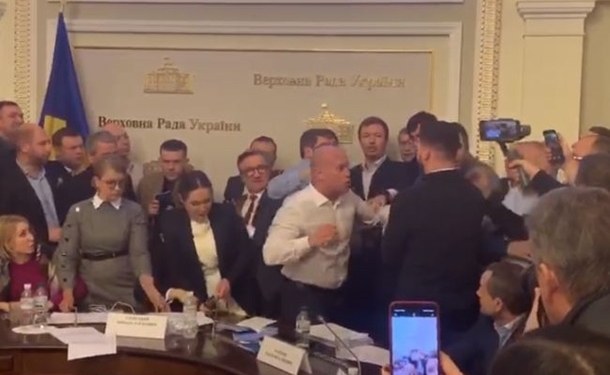 ОПЗЖ и Батькивщина против Слуги народа. В ВР подрались депутаты (ВИДЕО)
