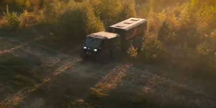 Препятствий нет. В Украине показали “маршрутку-вездеход” (ВИДЕО)