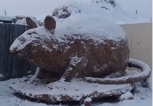 Крепки новогодние традиции – теперь в РФ слепили крысу из навоза (ФОТО)