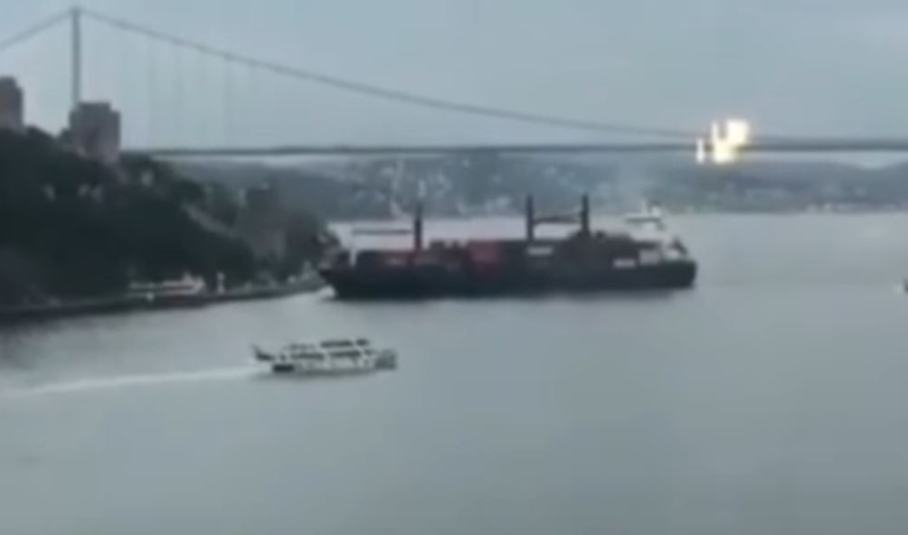Судно из Одессы врезалось в набережную Стамбула и заблокировало Босфор (ВИДЕО) 1