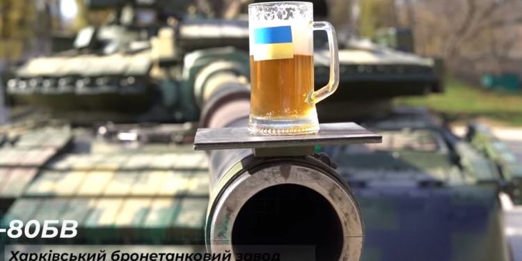 Кружка пива на стволе пушки. Бронетанковые заводы провели необычные испытания точности стрельбы (ВИДЕО)