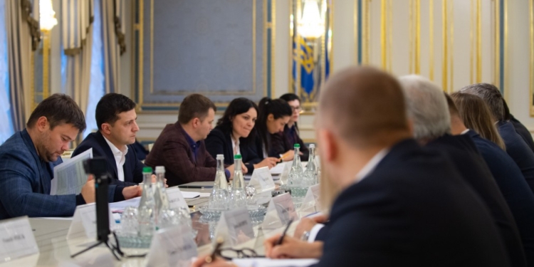 Зеленский призвал собственников АЗС снизить цены. Они его – ликвидировать “нелегалов”