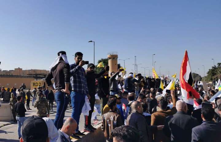 Протесты в Ираке: протестующие штурмовали посольство США в Багдаде 1
