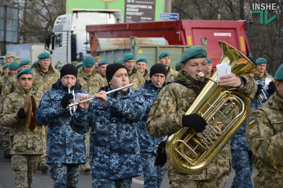 Вернувшиеся из ООС морпехи 36-й бригады прошли маршем по центру Николаева (ФОТО и ВИДЕО) 4