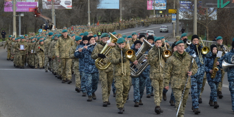Вернувшиеся из ООС морпехи 36-й бригады прошли маршем по центру Николаева (ФОТО и ВИДЕО)