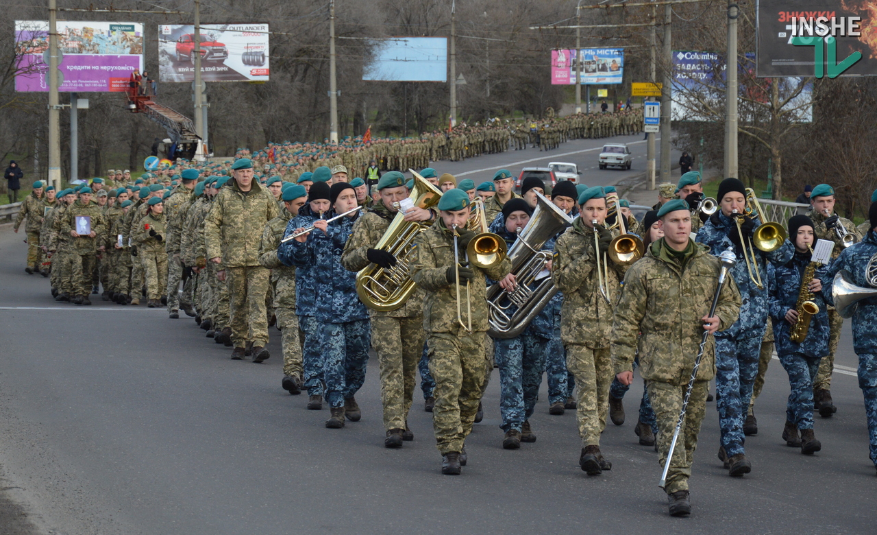 Вернувшиеся из ООС морпехи 36-й бригады прошли маршем по центру Николаева (ФОТО и ВИДЕО)