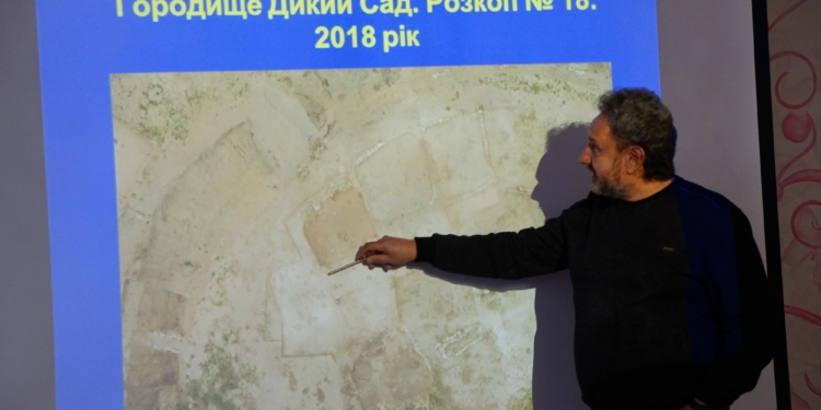 Николаевские археологи показали основные артефакты, найденные за год в Диком Саду (ФОТО, ВИДЕО)