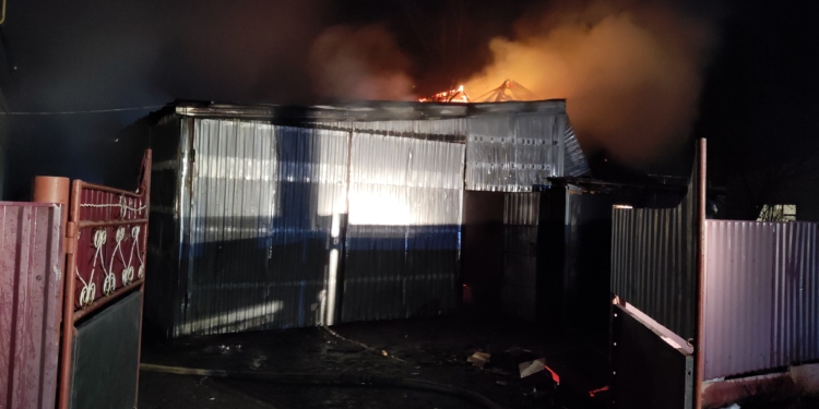 Короткое замыкание: во Врадиевке полыхал гараж