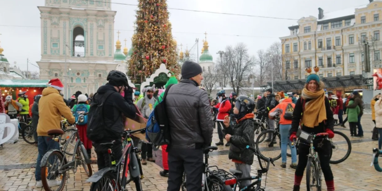 В новогодних костюмах и украшениях. В Киеве прошел первый праздничный велопарад