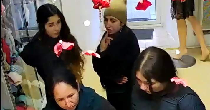 Николаевцев просят помочь опознать воровок, орудующих в магазинах в центре города (ВИДЕО)