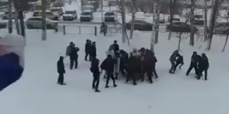 В России полиция “отработала” на школьниках разгон митинга. Они рассказали о полученных травмах (ВИДЕО)