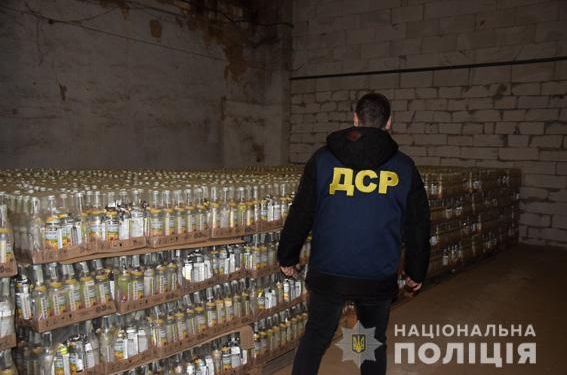 В Николаеве силовики обнаружили почти 50 тысяч бутылок поддельного алкоголя (ВИДЕО)