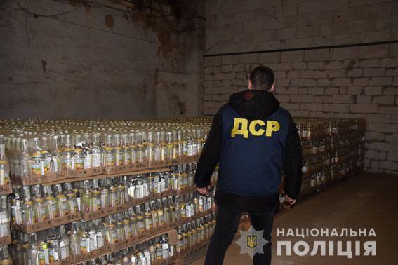 В Николаеве силовики обнаружили почти 50 тысяч бутылок поддельного алкоголя (ВИДЕО) 1