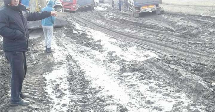 На Николаевщине на трассе Н-14 в грязи застряли десятки фур. В Службе автодорог говорят, что там были знаки