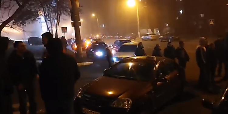 В Николаеве таксисты пикетировали управление патрульной полиции из-за конфликта на автопробеге памяти их погибшего коллеги