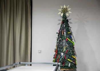 Елку из запрещенных предметов установили в аэропорту Вильнюса (ФОТО)