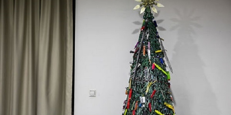 Елку из запрещенных предметов установили в аэропорту Вильнюса (ФОТО)