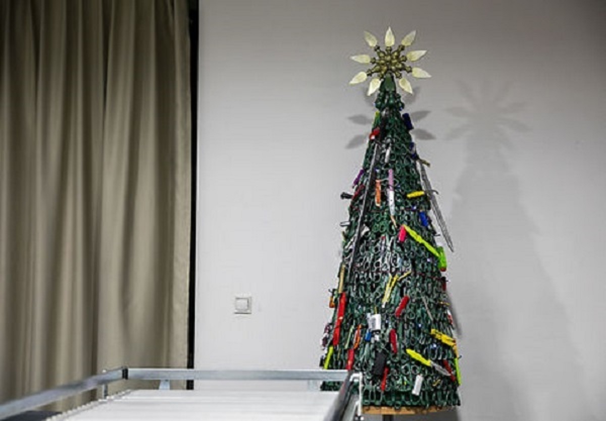 Елку из запрещенных предметов установили в аэропорту Вильнюса (ФОТО)