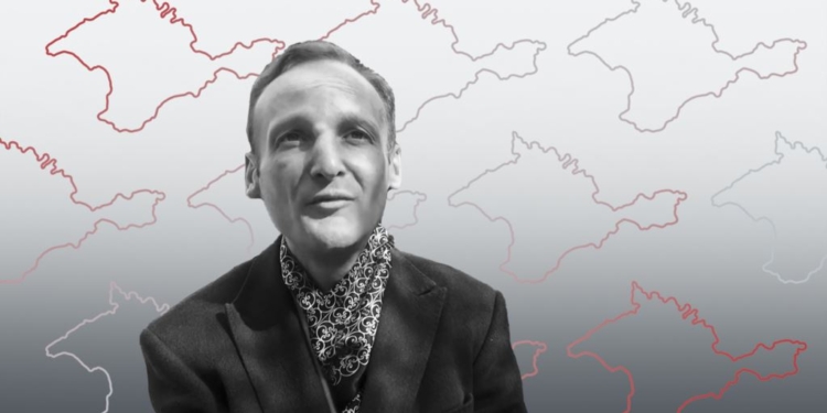 РФ ночью депортировала на материк крымского блогера. Кто он?