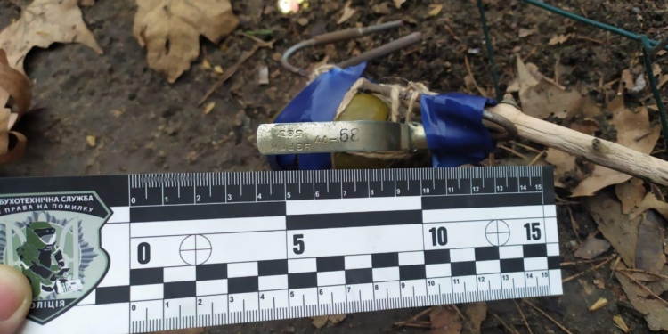 В центре Николаева у жилого дома нашли боевую гранату, привязанную к палке (ВИДЕО)